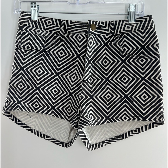 BILLBONG BLACK AND WHITE HIGH RISE SHORTS 5 - Picture 2 of 5